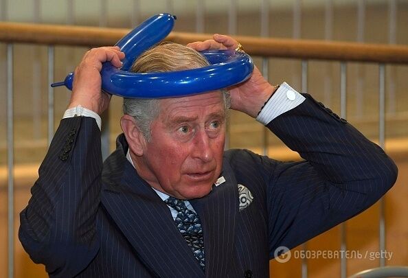 Совсем отчаялся: загадочный принц Чарльз с короной из шариков позабавил соцсети. Фотофакт