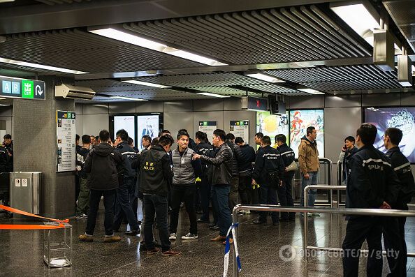 В Гонконге мужчина чуть не сжег себя в метро: есть пострадавшие