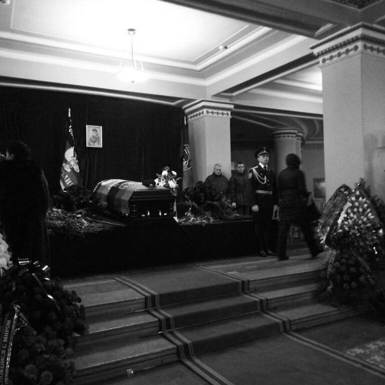 Удостовериться пришли: в "ДНР" похвастались очередью, "как в мавзолей", на похоронах Гиви. Фоторепортаж