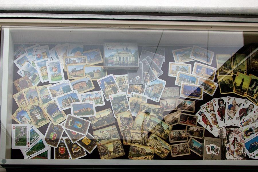 Путін-в’язень із боєголовкою і камасутра: житель Львова колекціонує унікальні карти