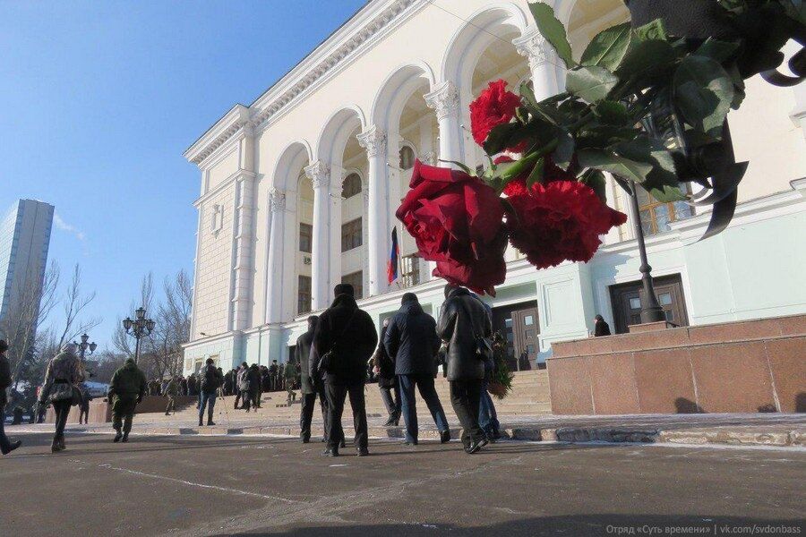 Удостовериться пришли: в "ДНР" похвастались очередью, "как в мавзолей", на похоронах Гиви. Фоторепортаж
