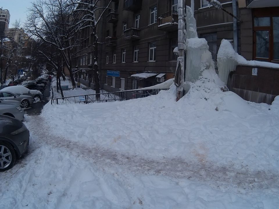 Огромный "ледник" с протекающей теплотрассы в Киеве стал звездой соцсети