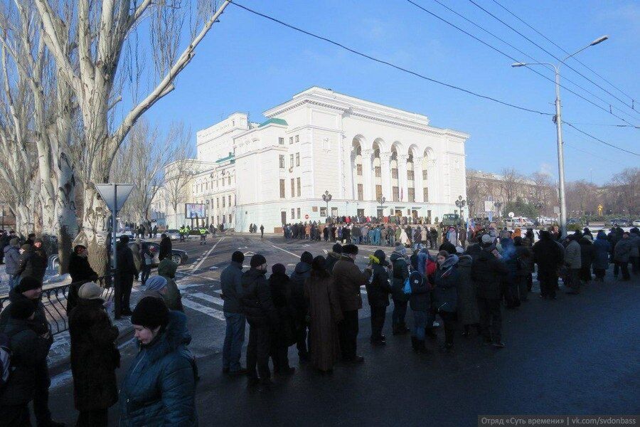 Удостовериться пришли: в "ДНР" похвастались очередью, "как в мавзолей", на похоронах Гиви. Фоторепортаж