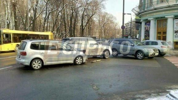 Дизайнер Андре Тан попал в аварию в Киеве: появились первые фото