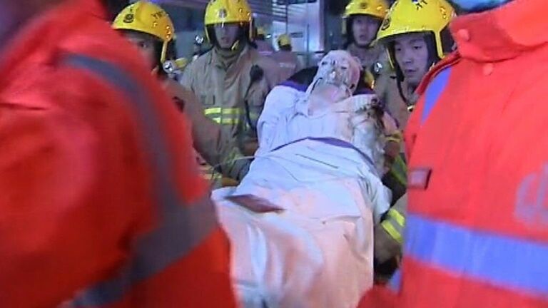 В Гонконге мужчина чуть не сжег себя в метро: есть пострадавшие