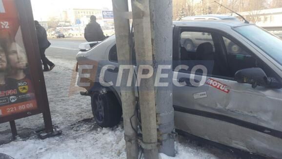 У Києві автомобіль ледь не збив людей на зупинці: фото ДТП