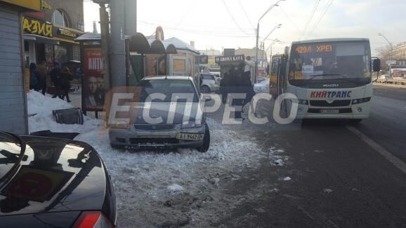 В Киеве автомобиль едва не сбил людей на остановке: фото ДТП
