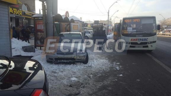 У Києві автомобіль ледь не збив людей на зупинці: фото ДТП