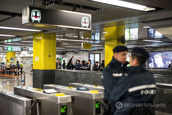 У Гонконзі чоловік ледь не спалив себе в метро: є постраждалі
