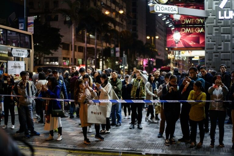 У Гонконзі чоловік ледь не спалив себе в метро: є постраждалі