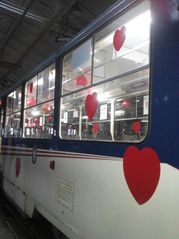Сюрприз! Киевский транспорт украсили ко Дню влюбленных
