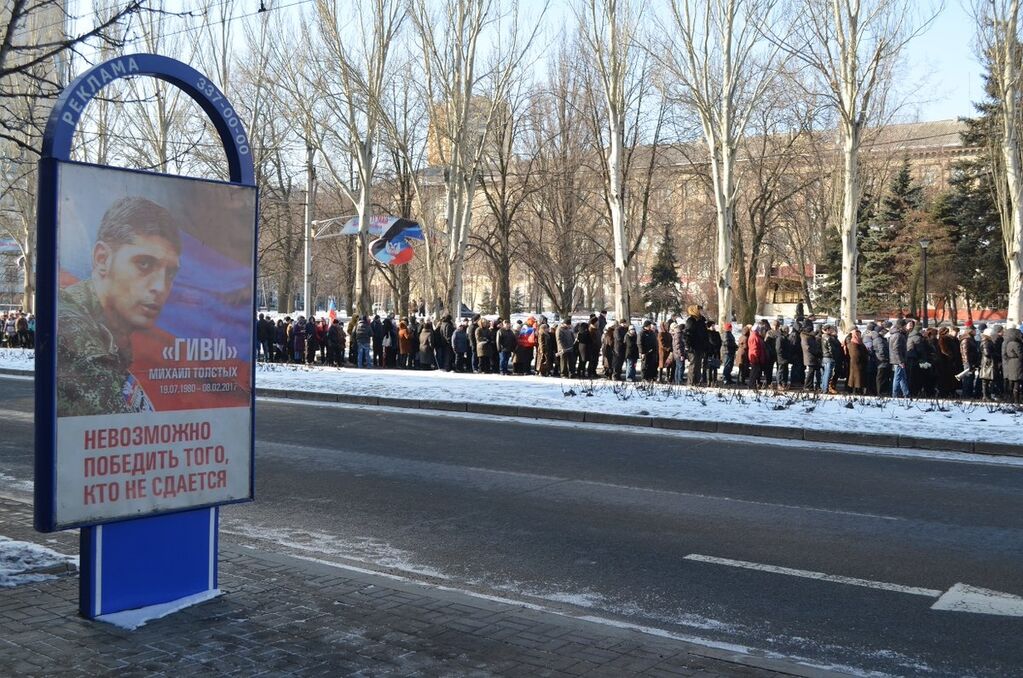 Удостовериться пришли: в "ДНР" похвастались очередью, "как в мавзолей", на похоронах Гиви. Фоторепортаж