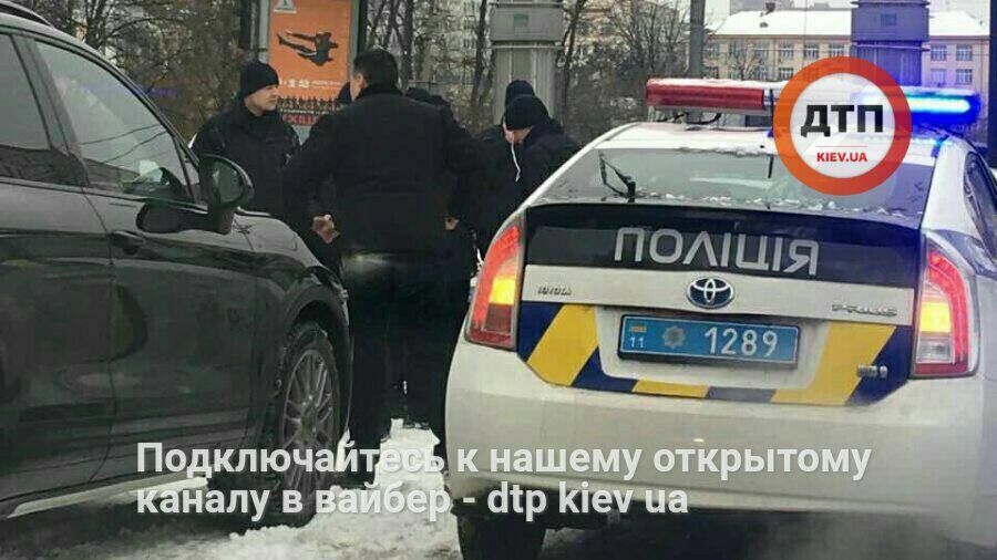 У Києві копи затримали підозрілий кортеж, викликавши обурення "еліти"