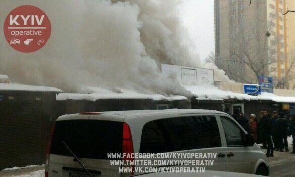 В Киеве возник пожар на радиорынке: появились фото и видео с места инцидента