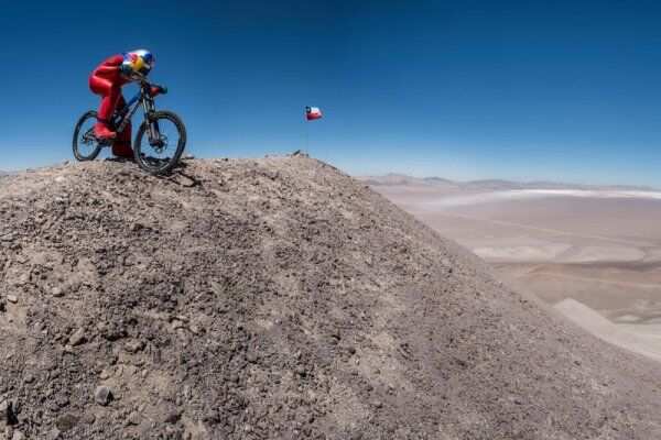 В пустыне установлен мировой рекорд скорости для велосипеда: видеофакт
