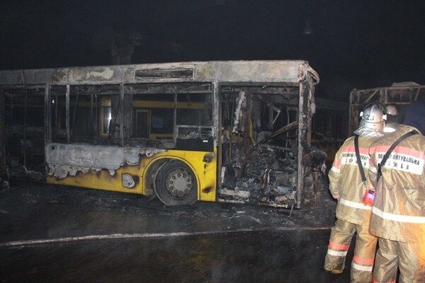 Появились фото ночного пожара в автобусном парке Киева
