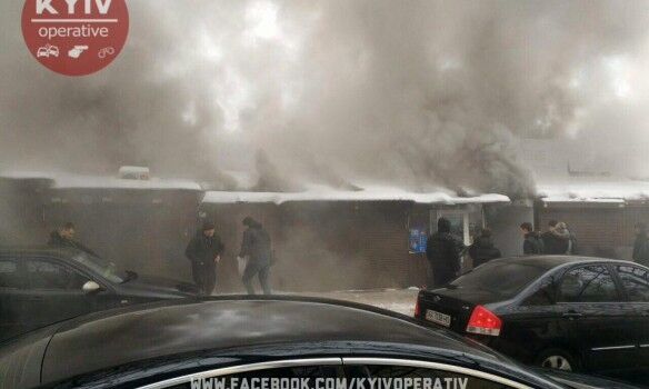 В Киеве возник пожар на радиорынке: появились фото и видео с места инцидента