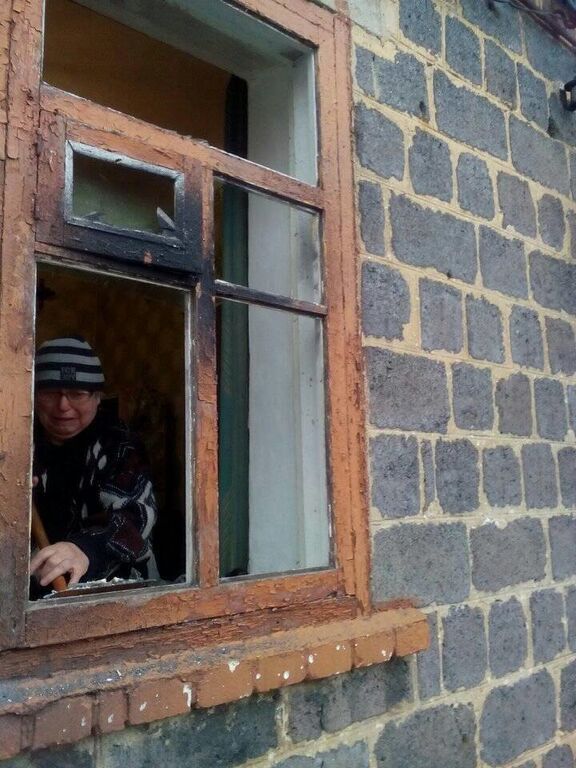 Ночной обстрел террористами Красногоровки: появились фото последствия