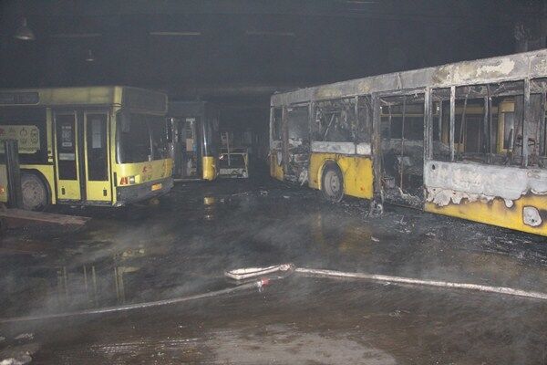 З'явилися фото нічної пожежі в автобусному парку Києва