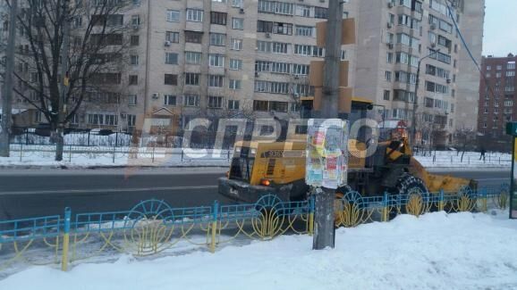 В Киеве снегоуборочная машина сбила столб: есть погибший