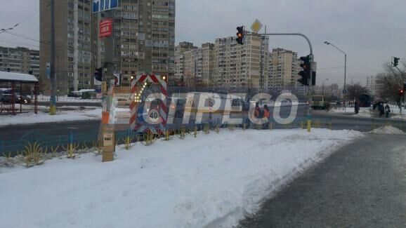 В Киеве снегоуборочная машина сбила столб: есть погибший