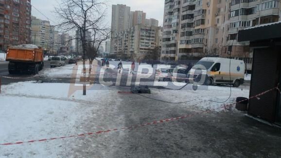 В Киеве снегоуборочная машина сбила столб: есть погибший