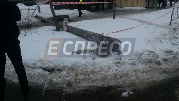 В Киеве снегоуборочная машина сбила столб: есть погибший