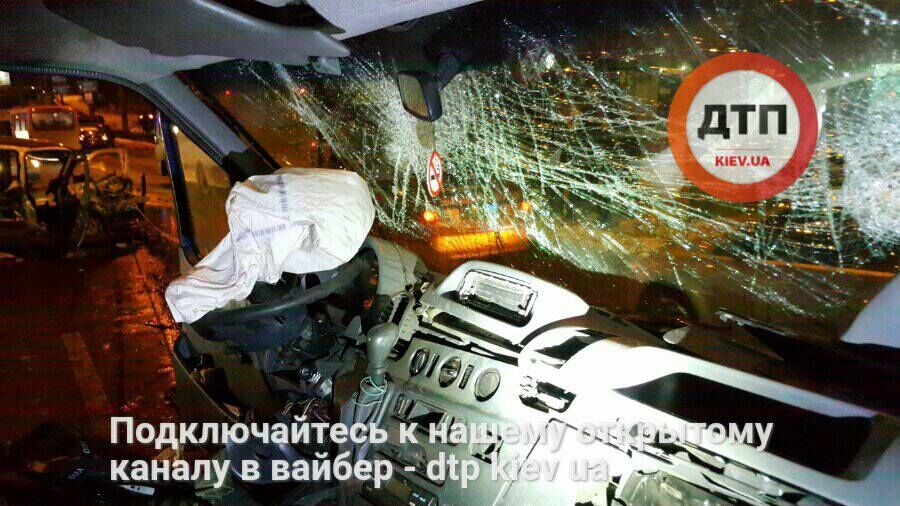 Жуткая авария в Киеве: погибли мать с ребенком, множество пострадавших. Опубликованы фото и видео