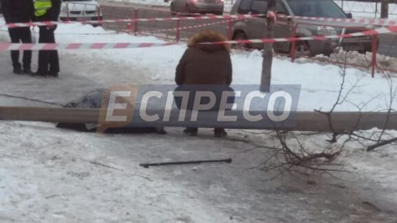 В Киеве снегоуборочная машина сбила столб: есть погибший