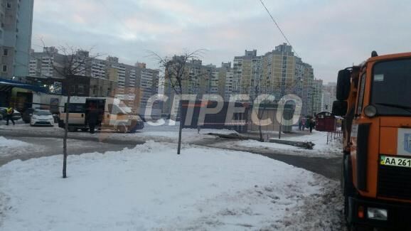 В Киеве снегоуборочная машина сбила столб: есть погибший