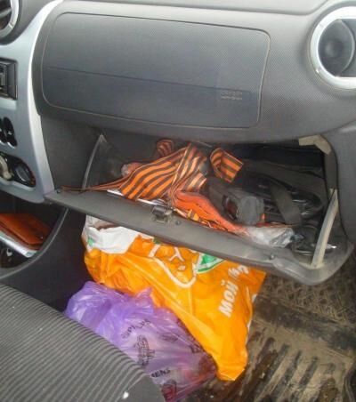 "Колорадский" синдром: на границе с Украиной задержали автомобиль с "подарками" из России. Опубликованы фото