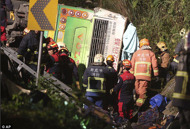 На Тайвані автобус із людьми похилого віку злетів у прірву: понад 30 загиблих