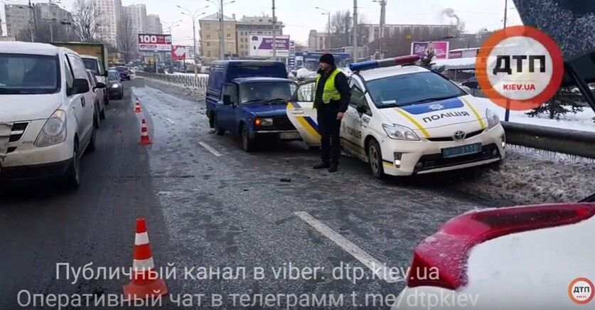 В Киеве произошло двойное ДТП с авто полиции: опубликовано видео