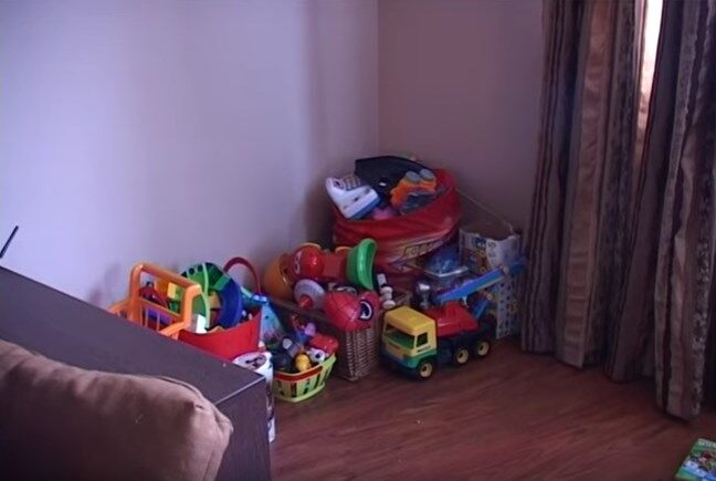Стремянка у окна и детские игрушки: появилось видео из квартиры женщины-самоубийцы в Киеве