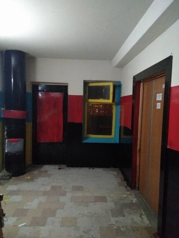 "Сепарам хана": в Киеве волонтер раскрасил этаж в высотке по-украински