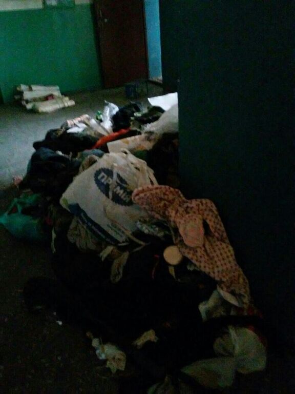 "Пол-Киева можно одеть": соцсети ужаснули фото выброшенных с 9 этажа вещей