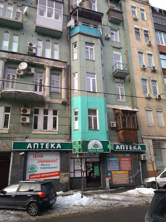 У Києві знівечили "зеленкою" старовинний будинок з колонами