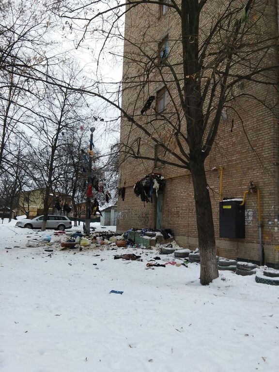"Пол-Киева можно одеть": соцсети ужаснули фото выброшенных с 9 этажа вещей