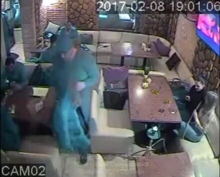 "Внимание, розыск!" В сети показали, как в киевском кафе вор украл сумку из-под носа посетителя