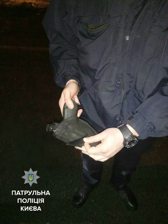 Відібрав зброю: в Києві неадекватний пасажир напав на копів