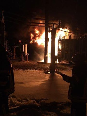 Масштабный пожар на подстанции в Киеве обесточил три тысячи домов