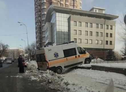 В Киеве авто скорой засветилось в казусной парковке: фотофакт