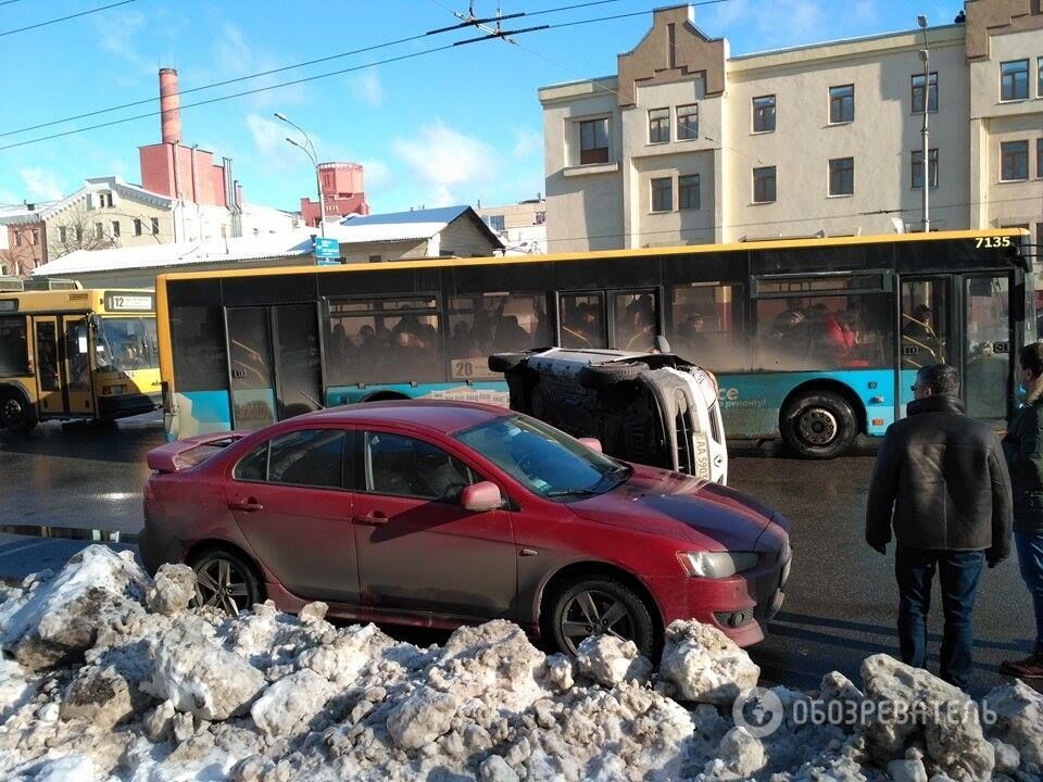 ДТП в Киеве: возле "Рошен" обнаружили автомобиль-"перевертыш"