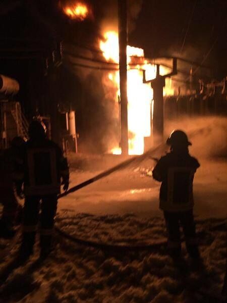 Масштабный пожар на подстанции в Киеве обесточил три тысячи домов
