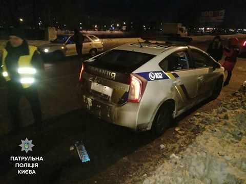 Отобрал оружие: в Киеве неадекватный пассажир напал на копов