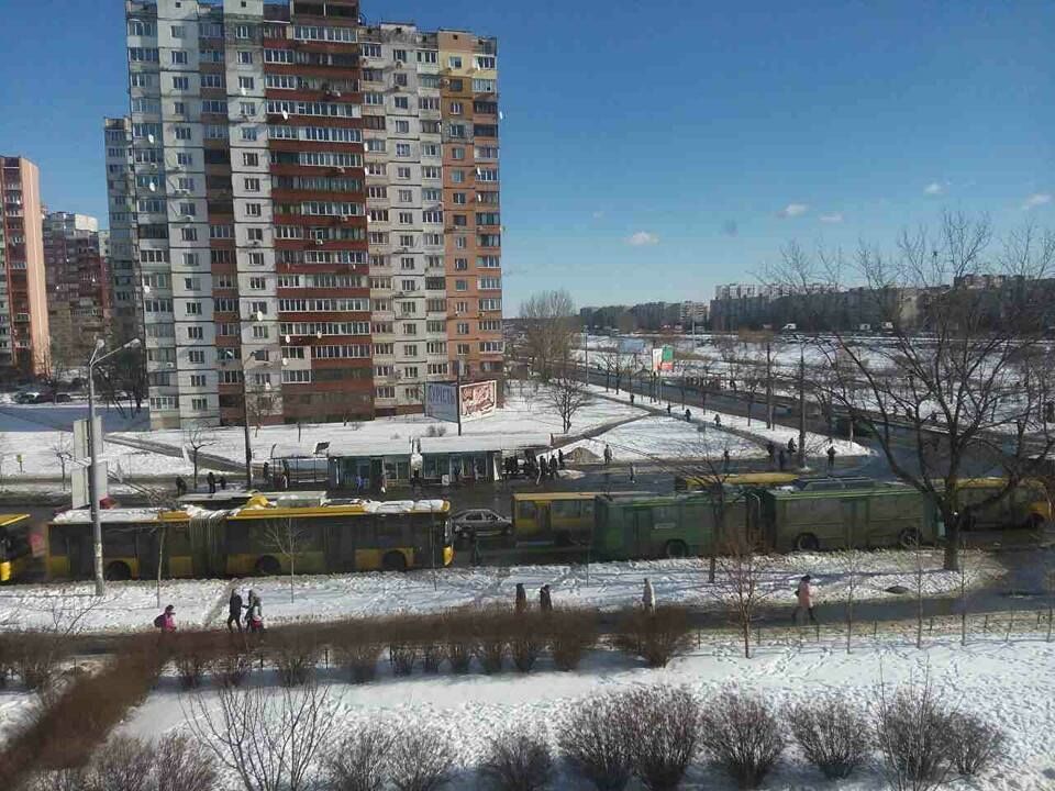 У Києві на Троєщині утворився затор із тролейбусів