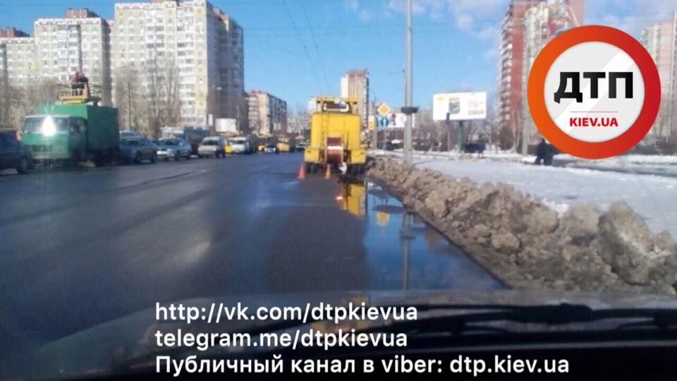 У Києві на Троєщині утворився затор із тролейбусів