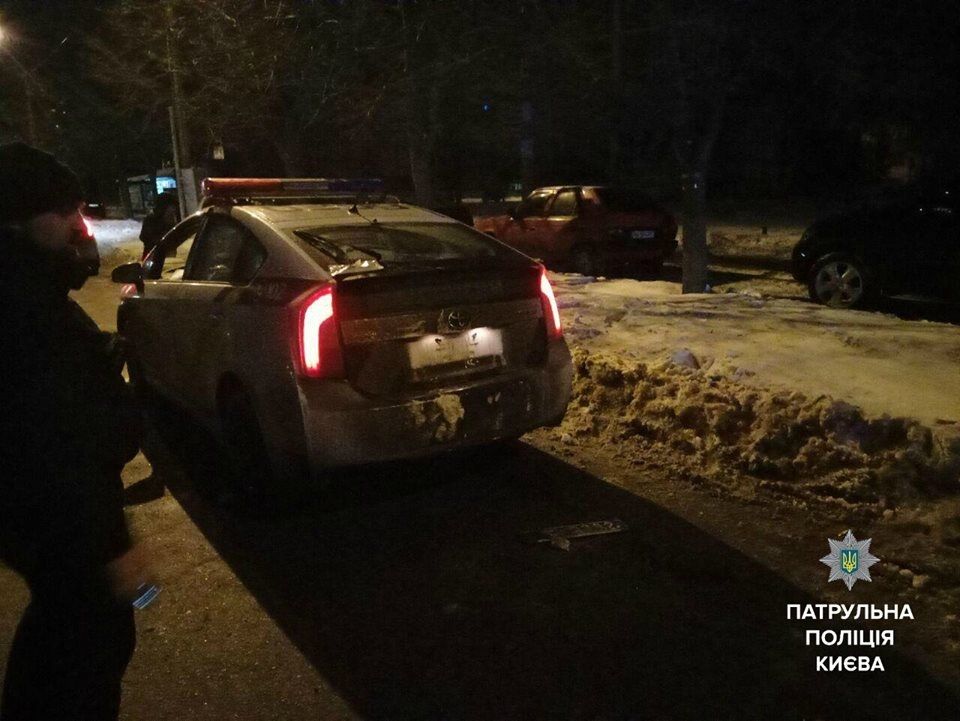 Отобрал оружие: в Киеве неадекватный пассажир напал на копов