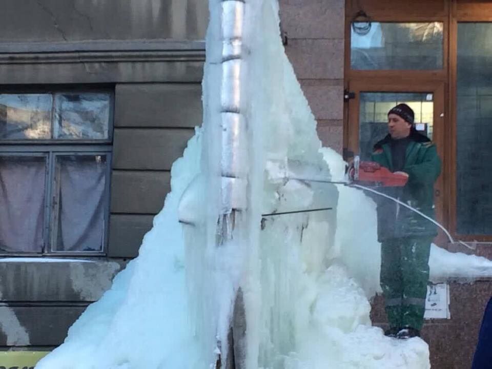 В Киеве коммунальщики с бензопилой борются с "ледником"-гигантом: опубликованы фото