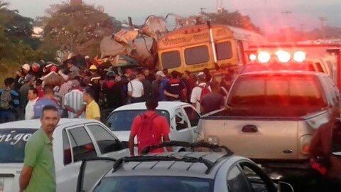 У Венесуелі автобус зіткнувся з вантажівкою: 16 загиблих, півсотні поранених